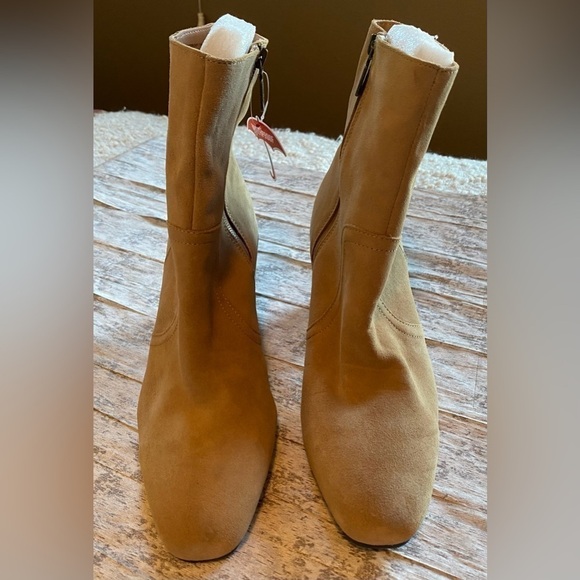 NEW w/o box Blondo Taupe Waterproof Suede Sadie Ankle Boots Women's Size 11 B - Picture 2 of 11